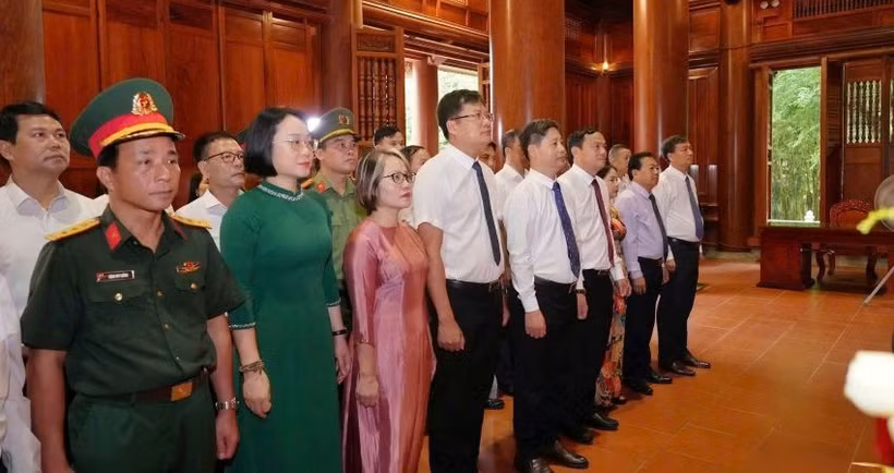 Đoàn đại biểu tưởng niệm Chủ tịch Hồ Chí Minh tại Khu di tích quốc gia đặc biệt Kim Liên.