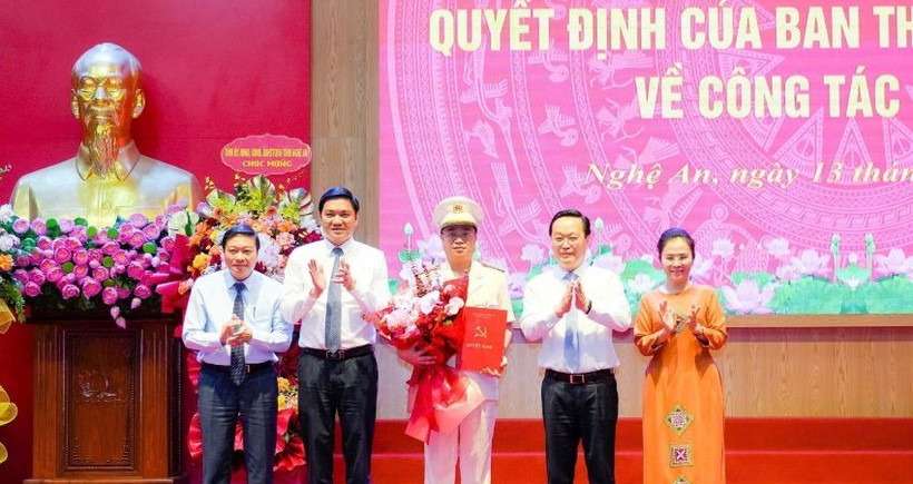 Các đồng chí Thường trực Tỉnh ủy Nghệ An tặng hoa chúc mừng đồng chí Đại tá Đinh Việt Dũng, Bí thư Đảng ủy, Giám đốc Công an tỉnh. 
