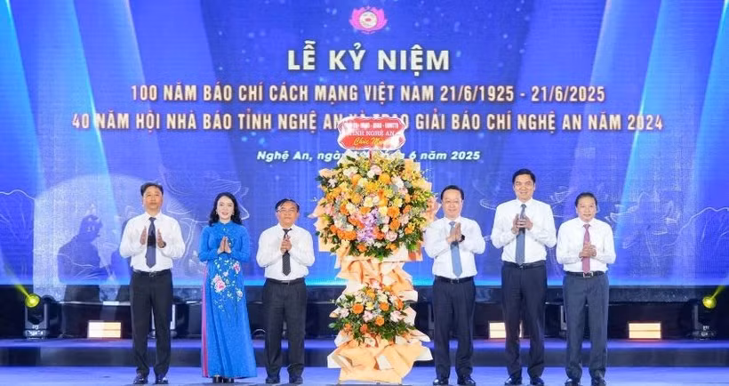 Các đồng chí Thường trực Tỉnh ủy đã trao tặng lẵng hoa chúc mừng 100 năm Báo chí cách mạng Việt Nam và 40 năm Hội Nhà báo Nghệ An.