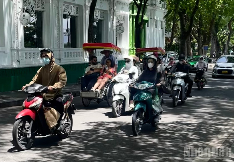 Khu vực Hà Nội được dự báo ngày nắng nóng, chiều tối và đêm có lúc có mưa rào và dông. (Ảnh minh họa: Đ.T)