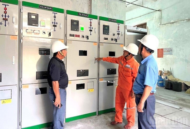 Đội Quản lý điện Tuy An (PC Đắk Lắk) làm việc với Công ty TNHH Xi-măng Cosevco Phú Yên về việc điều chỉnh phụ tải vào giờ cao điểm. (Ảnh: ĐÌNH TĂNG)