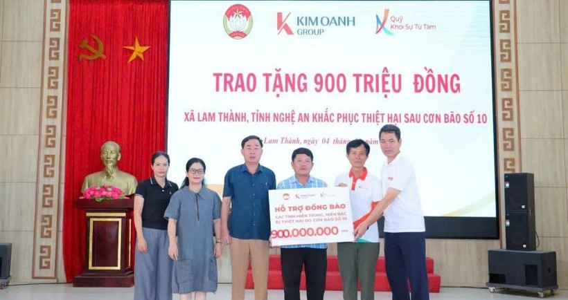 Đại diện Quỹ Khởi sự từ tâm và Văn phòng đại diện Báo Nhân Dân tại Nghệ An trao 900 triệu đồng cho người dân xã Lam Thành khắc phục thiệt hại sau cơn bão số 10. 
