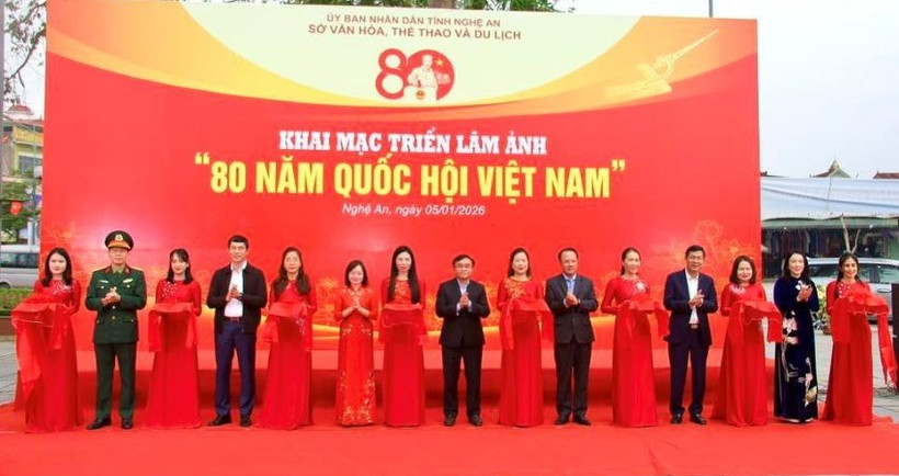 Các đại biểu cắt băng khai mạc triển lãm.