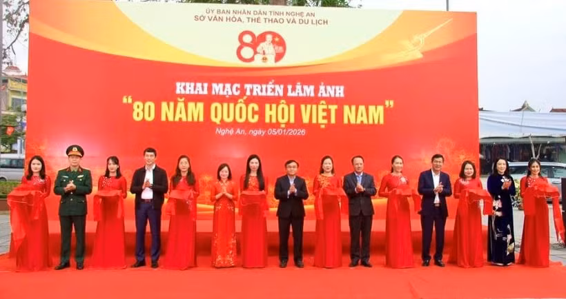 Các đại biểu cắt băng khai mạc triển lãm.