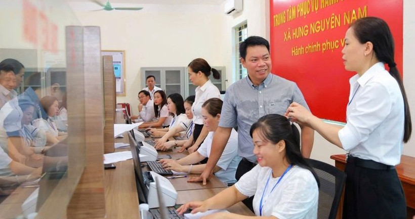 Cán bộ, công chức xã Hưng Nguyên Nam tiếp nhận thủ tục hành chính cho người dân tại Trung tâm phục vụ hành chính công.