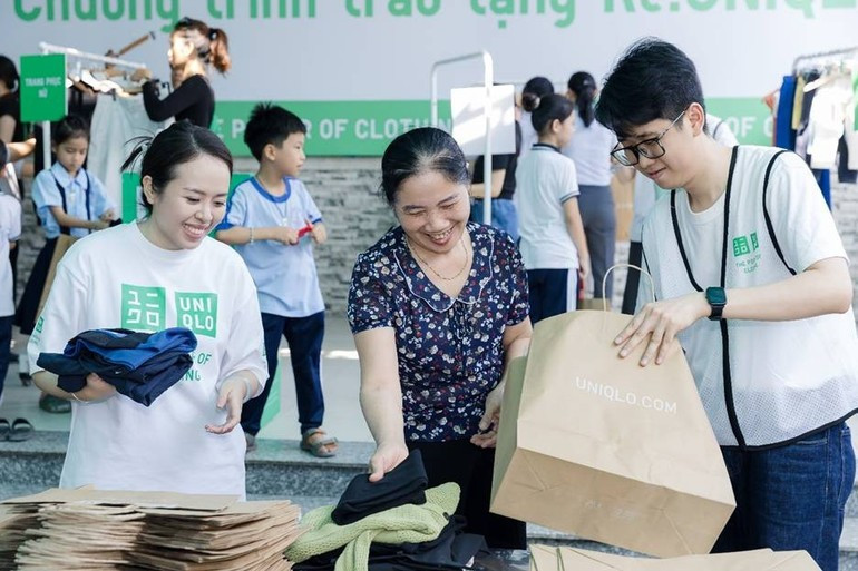 Niềm vui của phụ huynh học sinh tại Trung tâm Phát huy Bình Triệu khi nhận được trang phục RE.UNIQLO phù hợp với gia đình.