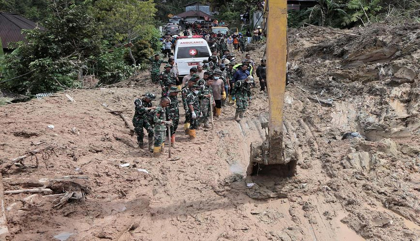 Lực lượng cứu hộ tìm kiếm nạn nhân sau trận lũ và lở đất ở Bắc Tapanuli Regency, Bắc Sumatra, Indonesia. (Ảnh: Tân Hoa xã)