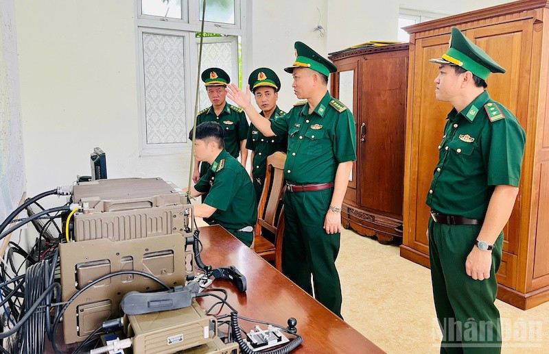 Đồng chí Trần Tiến Hiền kiểm tra hệ thống thông tin liên lạc biển tại Đồn Biên phòng Phú Lộc. (Ảnh: ĐÌNH TĂNG)