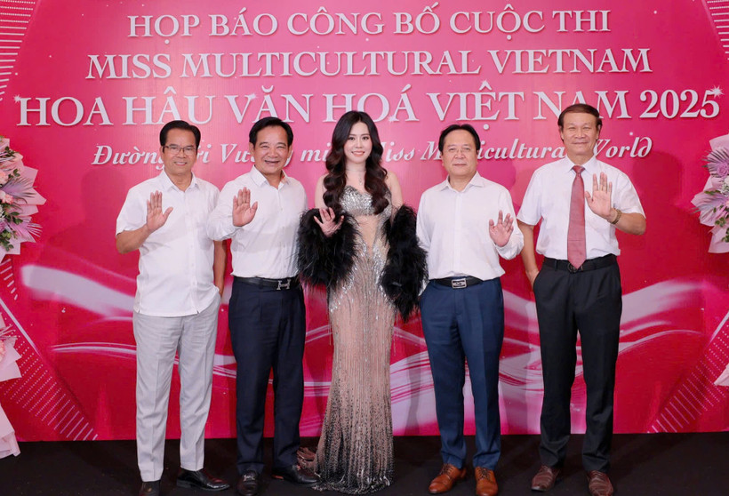 Ban tổ chức, ban giám khảo chụp ảnh lưu niệm tại buổi họp báo.