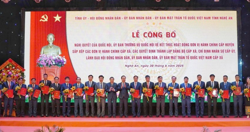 Đồng chí Nguyễn Đức Trung, Bí thư Tỉnh uỷ và đồng chí Lê Hồng Vinh, Chủ tịch Ủy ban nhân dân tỉnh trao Quyết định cho lãnh đạo các xã, phường của tỉnh Nghệ An.
