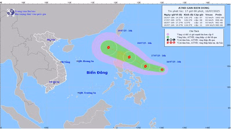 Bản đồ dự báo quỹ đạo và cường độ áp thấp nhiệt đới gần Biển Đông phát lúc 17giờ ngày 16/7/.
