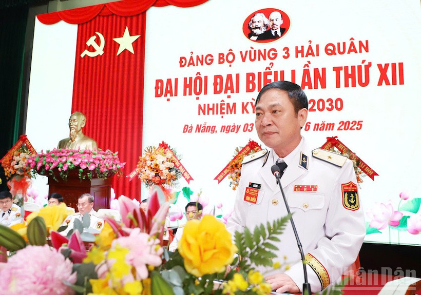 Chuẩn Đô đốc Lê Bá Quân, Phó Tư lệnh Quân chủng Hải quân phát biểu chỉ đạo Đại hội. (Ảnh: ĐÌNH TĂNG)