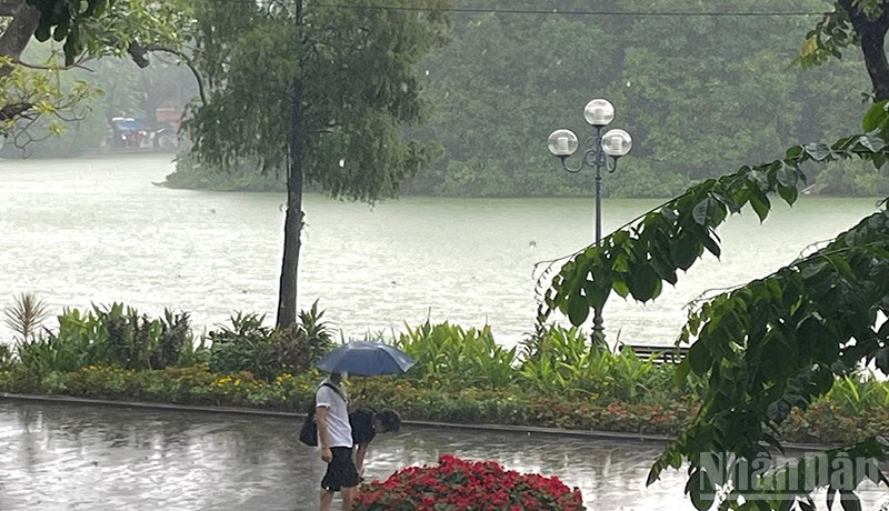 Dự báo khu vực Hà Nội đêm 18/10 và sáng 19/10 có mưa, mưa rào rải rác và có dông. (Ảnh minh họa: Đ.T)