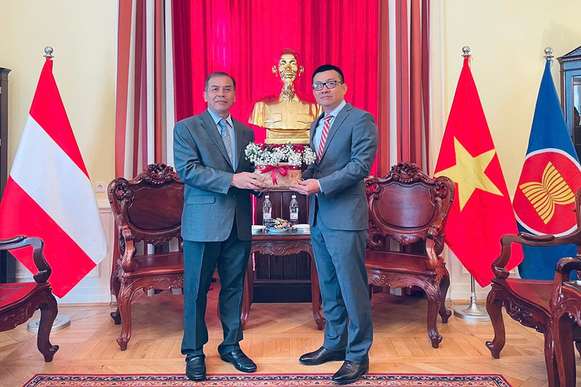 Đại sứ Lào Khampheng Douangthongla (trái) chúc mừng Đại sứ Vũ Lê Thái Hoàng nhân dịp kỷ niệm 80 năm Quốc khánh Việt Nam.