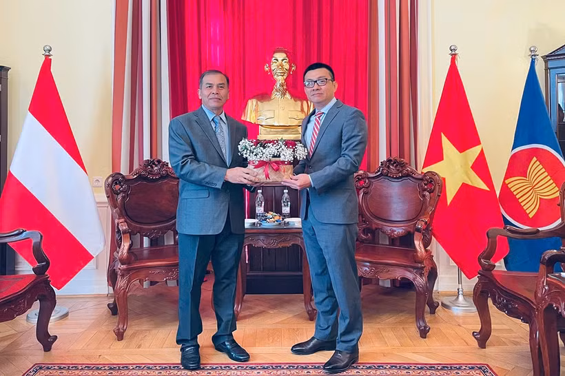 Đại sứ Lào Khampheng Douangthongla (trái) chúc mừng Đại sứ Vũ Lê Thái Hoàng nhân dịp kỷ niệm 80 năm Quốc khánh Việt Nam.