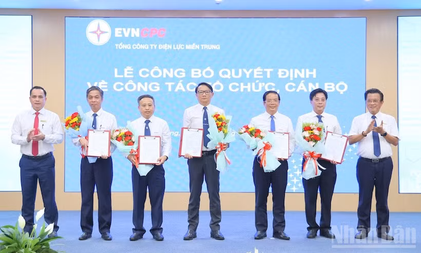 Lãnh đạo 6 Công ty điện lực mới được thành lập trên cơ sở sáp nhập các đơn vị hành chính nhận Quyết định do lãnh đạo EVNCPC trao tại buổi lễ. (Ảnh: ĐÌNH TĂNG)