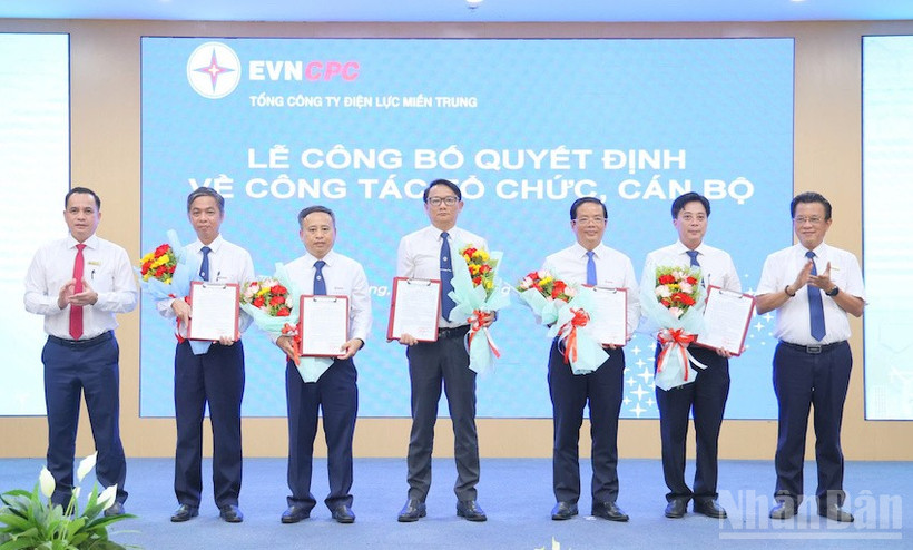 Lãnh đạo 6 Công ty điện lực mới được thành lập trên cơ sở sáp nhập các đơn vị hành chính nhận Quyết định do lãnh đạo EVNCPC trao tại buổi lễ. (Ảnh: ĐÌNH TĂNG)