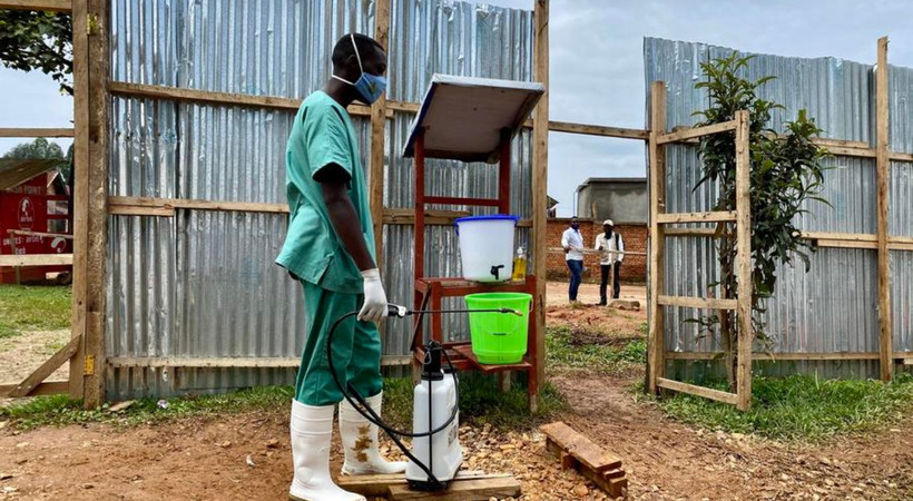 Nhân viên y tế đang khử trùng một trung tâm điều trị Ebola tại địa phương ở tỉnh Bắc Kivu, đông bắc Cộng hòa Dân chủ Congo. (Ảnh: Tân Hoa xã)