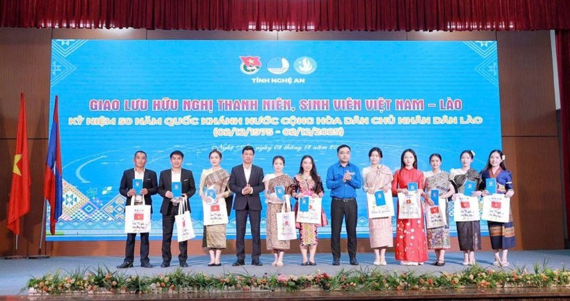 Trao tặng các suất học bổng cho sinh viên nước Cộng hòa Dân chủ Nhân dân Lào tiêu biểu.