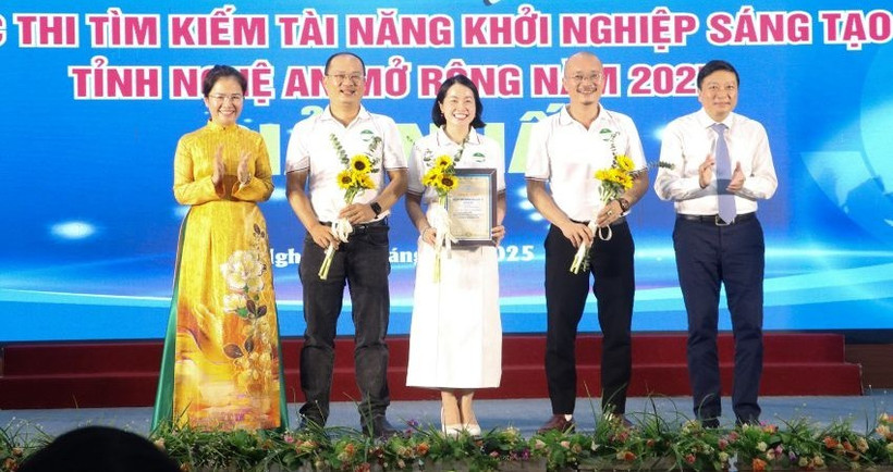 Chủ tịch Ủy ban nhân dân tỉnh Lê Hồng Vinh và Phó Bí thư Tỉnh ủy Võ Thị Minh Sinh trao giải Nhất cho Dự án Sàn thương mại điện tử ocopai.vn.