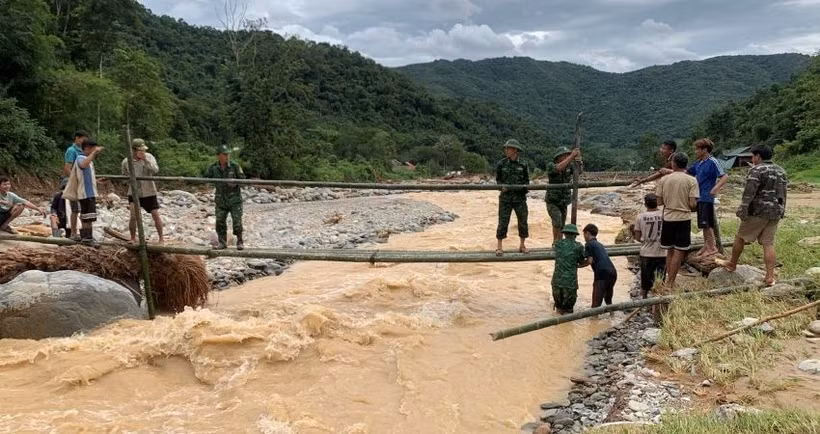 Lực lượng Đồn Biên phòng Nhôn Mai làm cầu tạm tại bản Huồi Tố 2.