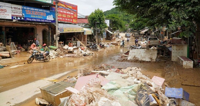 Nước rút, trung tâm xã Tương Dương ngổn ngang bùn đất và đồ đạc của người dân.