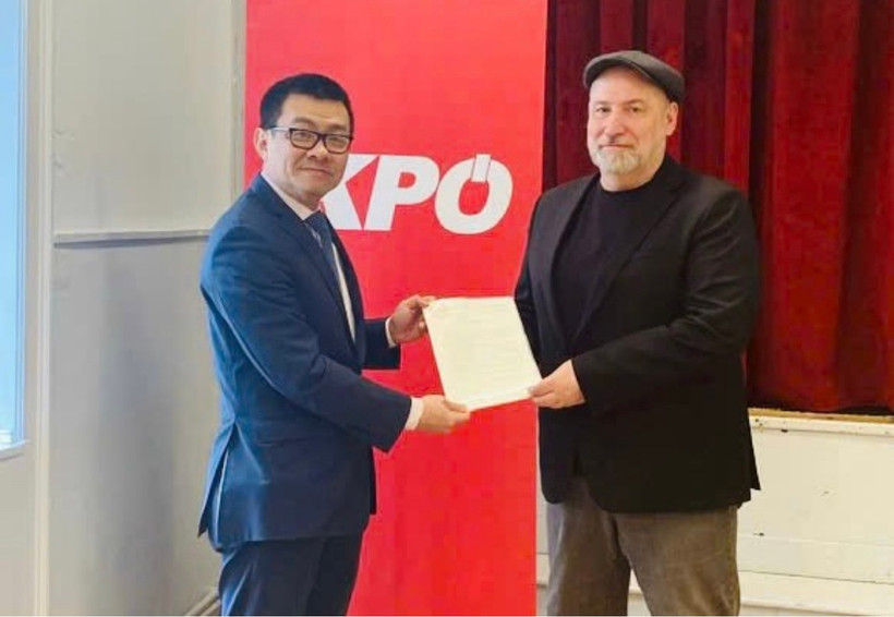 Đại sứ Vũ Lê Thái Hoàng trao Thư cảm ơn của Ban chấp hành Trung ương Đảng Cộng sản Việt Nam tới tay đồng chí Günther Hopfgartner Chủ tịch KPÖ.