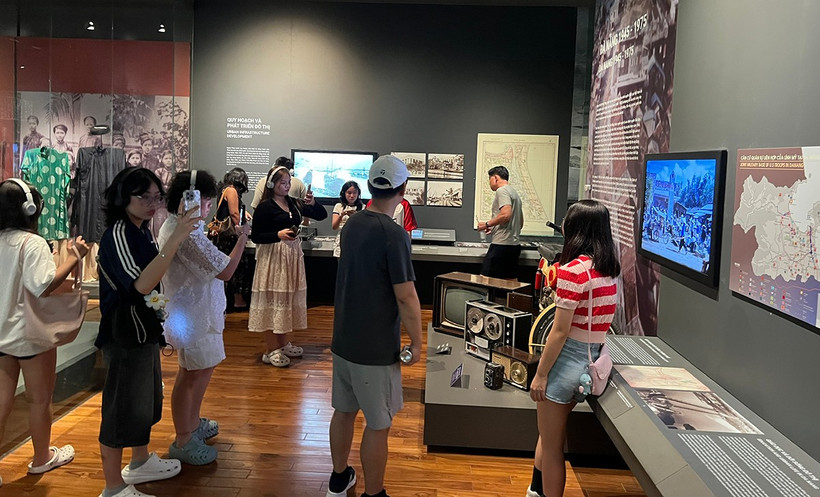 Khách du lịch tham quan Bảo tàng Đà Nẵng.