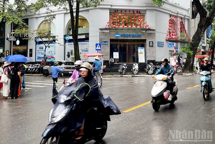 Dự báo do ảnh hưởng của không khí lạnh, khu vực Hà Nội có mưa vừa đến mưa to. (Ảnh minh họa: Đ.T)