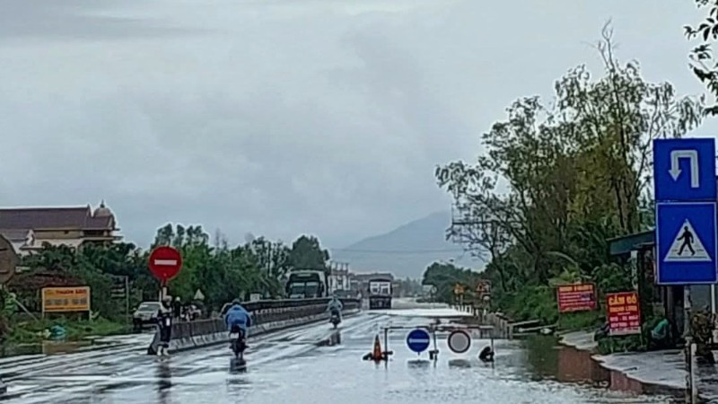 Quốc lộ đoạn qua bắc Quảng Trị bắt đầu bị ngập nước. (Ảnh: Hương Giang)