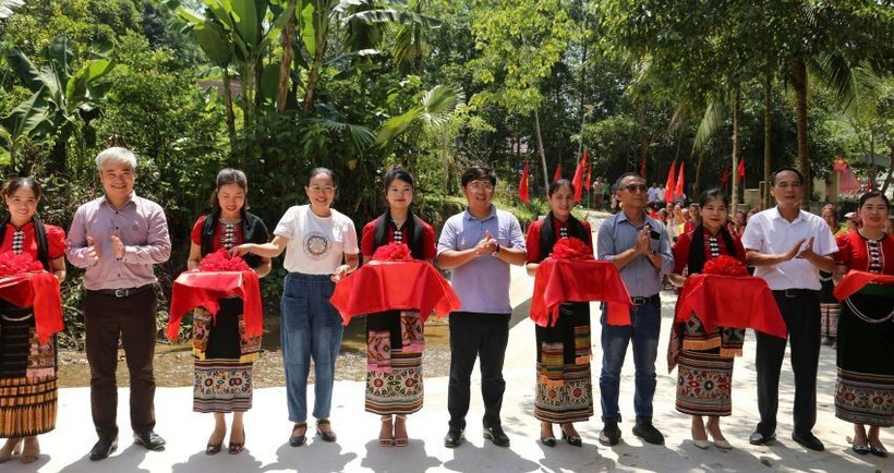 Lãnh đạo Báo Sức khỏe và Đời sống cùng nhà tài trợ, chính quyền địa phương cắt băng khánh thành cầu tràn liên hợp Khe Măng.