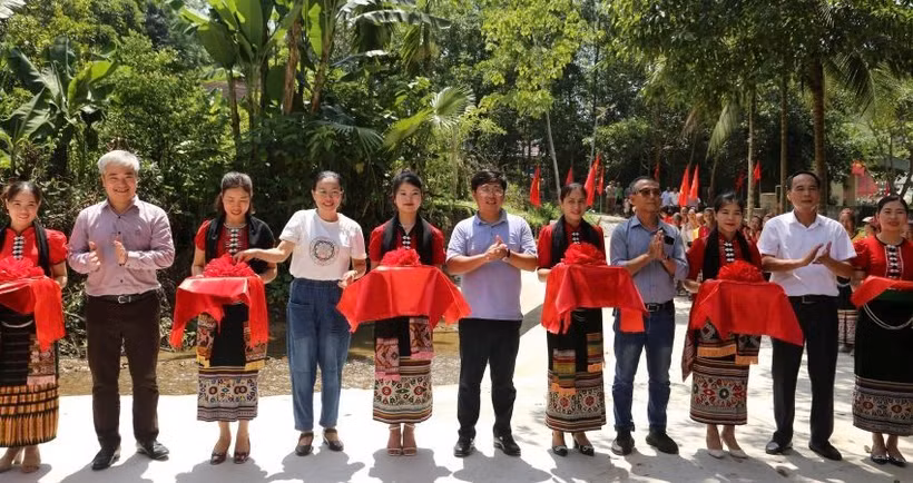 Lãnh đạo Báo Sức khỏe và Đời sống cùng nhà tài trợ, chính quyền địa phương cắt băng khánh thành cầu tràn liên hợp Khe Măng.