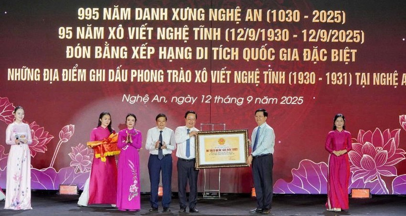 Đồng chí Mai Văn Chính, Phó Thủ tướng Chính phủ trao bằng xếp hạng Di tích Quốc gia đặc biệt những địa điểm ghi dấu Phong trào Xô viết Nghệ Tĩnh.