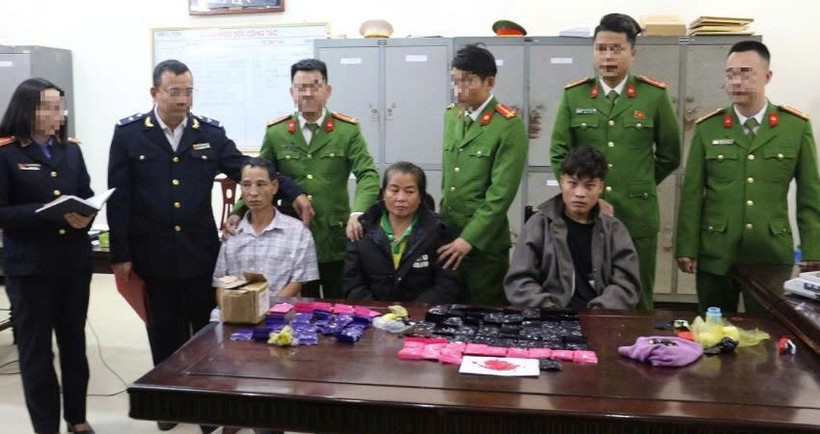 Các đối tượng và tang vật vụ án.