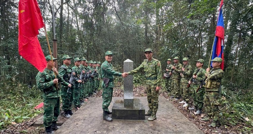 Nghi thức thực hiện tại cột mốc.