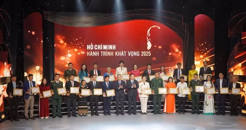 Chương trình đã tôn vinh 32 điển hình tiêu biểu là các tập thể, cá nhân tiêu biểu.