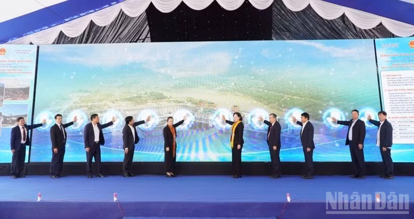 Cụm công trình đầu mối Hồ chứa nước Bản Mồng giai đoạn 1 chính thức được khánh thành trong sáng nay. 