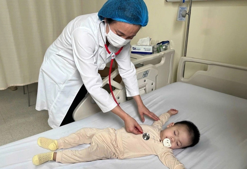 Bệnh nhi 14 tháng tuổi, sốt cao, ho, khò khè, chảy mũi, mụn nước nổi quanh miệng do cúm A kèm bệnh chân tay miệng điều trị tại Bệnh viện đa khoa Tâm Anh Hà Nội.