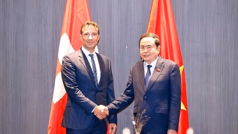 Chủ tịch Quốc hội Trần Thanh Mẫn hội kiến Chủ tịch Thượng viện Thụy Sĩ Andrea Caroni. (Ảnh TTXVN)