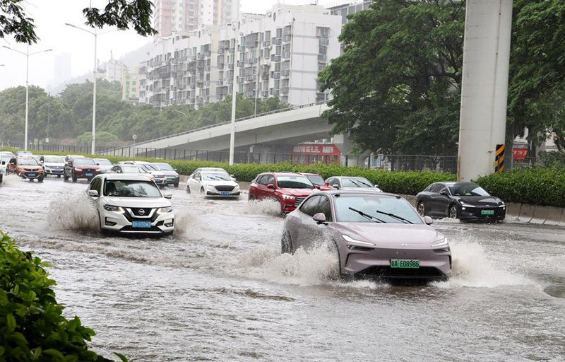 Các phương tiện giao thông di chuyển qua khu vực ngập lụt ở Thâm Quyến, tỉnh Quảng Đông, miền nam Trung Quốc, ngày 20/7 sau khi bão Wipha đổ bộ vào tỉnh này hồi 18 giờ 50 phút. (Ảnh: Tân Hoa xã) 