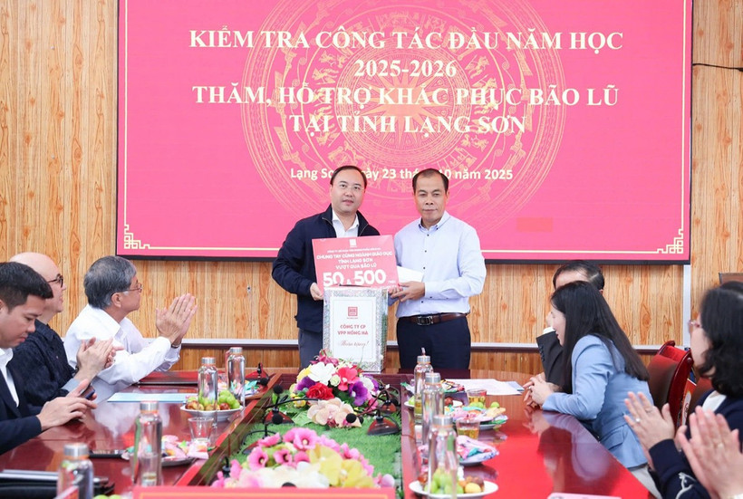 Ông Hoàng Quốc Tuấn, Giám đốc Sở Giáo dục và Đào tạo Lạng Sơn (bên phải) tiếp nhận sự hỗ trợ từ Công ty CP Văn phòng phẩm Hồng Hà.