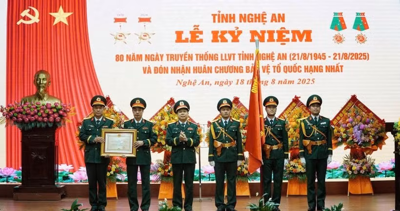 Thừa ủy quyền của Chủ tịch nước, Thiếu tướng Lê Văn Trung, Phó Chính ủy Quân khu 4 trao tặng Huân chương Bảo vệ Tổ quốc hạng Nhất cho lực lượng vũ trang tỉnh Nghệ An.