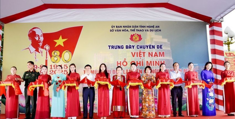 Các đại biểu cắt băng khai mạc trưng bày chuyên đề.