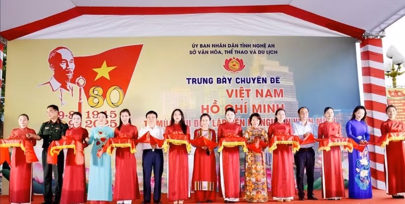 Các đại biểu cắt băng khai mạc trưng bày chuyên đề.
