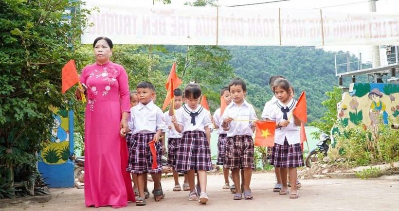 Các em học sinh Trường phổ thông dân tộc bán trú tiểu học Mỹ Lý 2 háo hức ngày tựu trường.