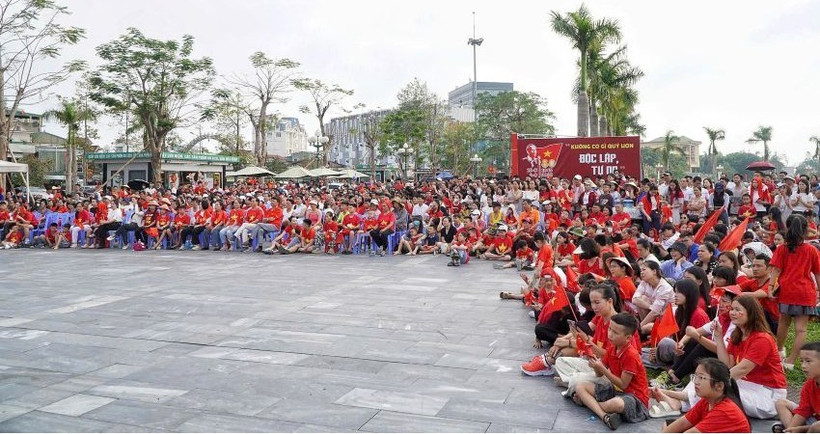 Hàng nghìn người dân Nghệ An đổ về Quảng trường Hồ Chí Minh trong sáng 2/9.