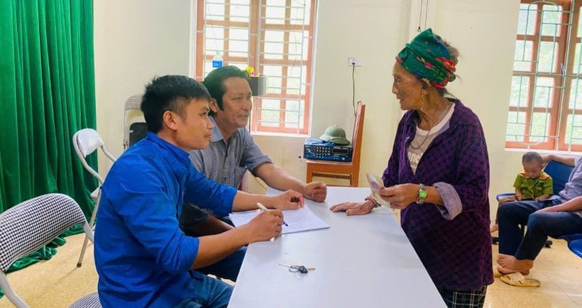 Người dân xã Mường Típ vui mừng khi nhận được quà Quốc Khánh.