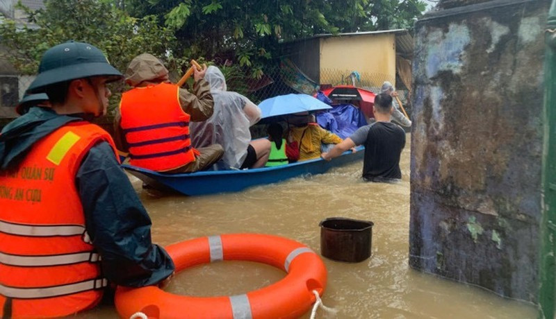 Hàng nghìn cán bộ chiến sĩ các lực lượng vũ trang ngâm mình trong nước cả ngày để sơ tán, bảo vệ sinh mạng, nhân dân tại thành phố Huế. (Ảnh Dương Quang Tiến)