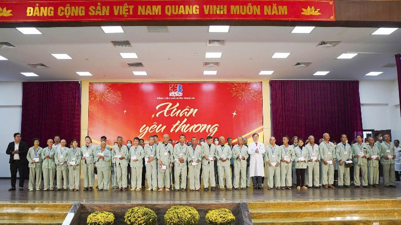 Lãnh đạo bệnh viện trao quà, hỗ trợ tới các bệnh nhân có hoàn cảnh khó khăn đang điều trị tại bệnh viện.