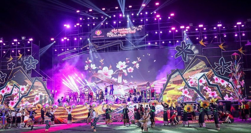 Chương trình nghệ thuật mang đậm bản sắc văn hóa của đồng bào các dân tộc.